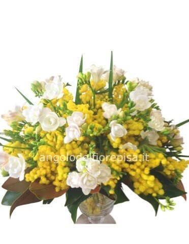 Bouquet con fiori bianchi  e mimosa